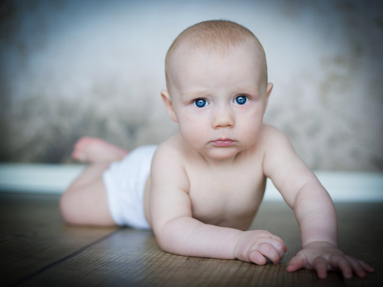 bebisfoto av liggande 7-8 månaders bebis, barnfotograf stockholm, fotograf stockholm, fotograf tullinge, lindholm photography, terri lindholm