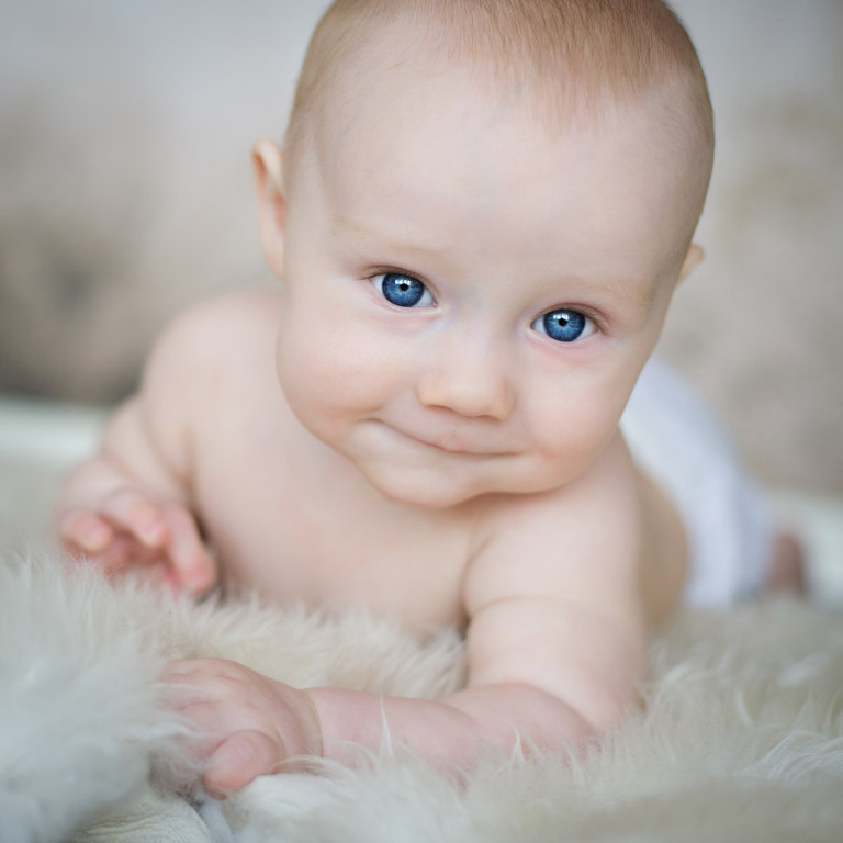 bebisfoto av krypande 7-8 månaders bebis, barnfotograf stockholm, barnfotograf tullinge, lindholm photography, terri lindholm