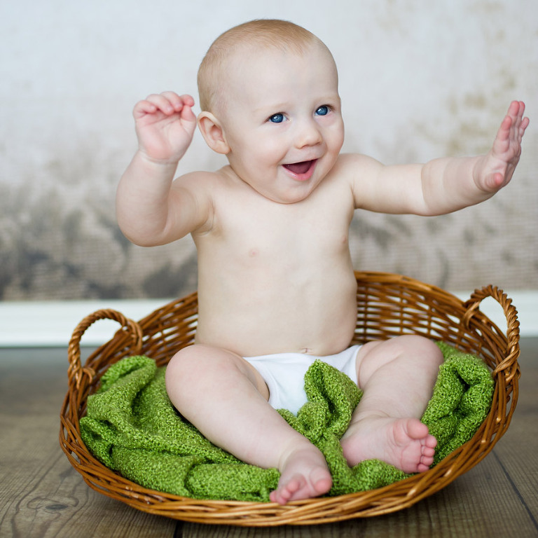 bebisfoto av sittande 7-8 månaders bebis, barnfotograf stockholm, barnfotograf tullinge, lindholm photography, terri lindholm