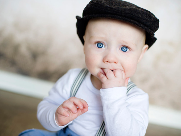 bebisfoto av sittande 7-8 månaders bebis, barnfotograf stockholm, fotograf stockholm, barnfotograf tullinge, lindholm photography, terri lindholm