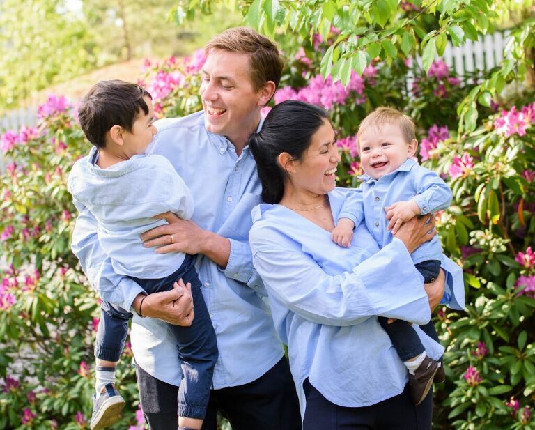 familjefotografering utomhus sommar blommor