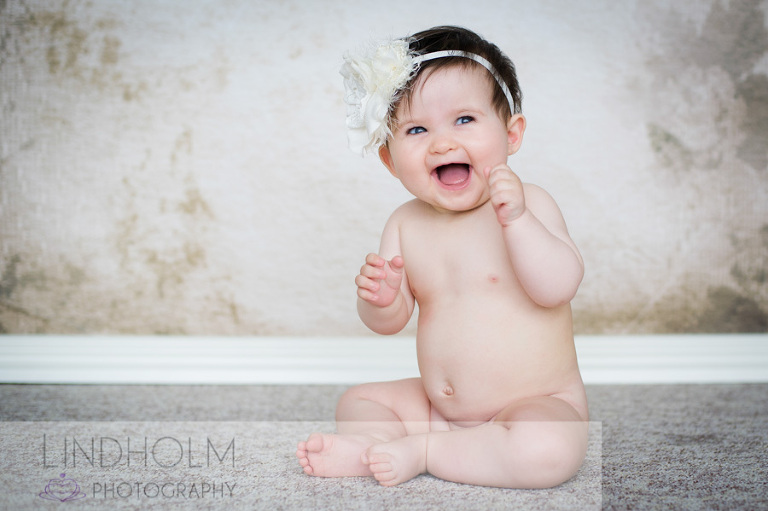 skrattande bebis, bebis foto i studio, barnfotograf tullinge, fotograf bebis stockholm