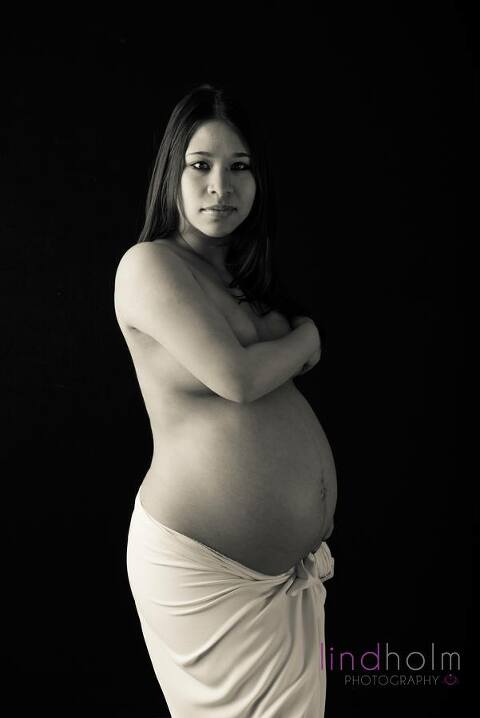 gravidfotografering i studion i stockholm. gravidfoto tullinge, gravidfoto huddinge, fineart maternity photography