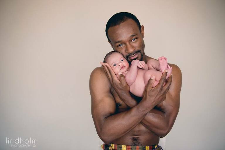 nyföddfoto med pappa i studio