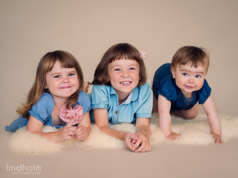 syskonfoto med 3 tjejer, syskonfotografering i studio, barnfotografering, barnfoto, fotograf stockholm