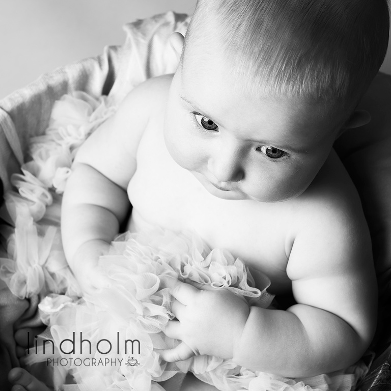 babyfoto i studio, svart-vit foto, 