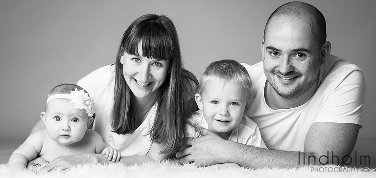 familjefoto i svart vit i studio