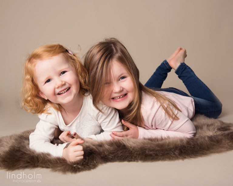 systrar, sisterfoto, barnfotografering stockholm, tullinge huddinge, lindholm photography