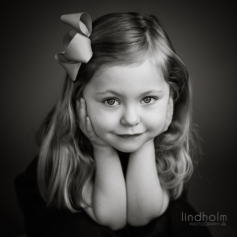 barnfoto klassiskt svart-vit, barnfotograf stockholm - tullinge, fotograf studio barnfoto, lindholm photography, SM-foto