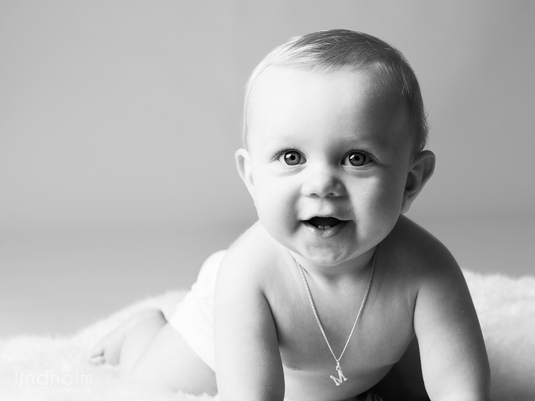 babyfotografering klassiskt svart-vit, barnfotograf stockholm - tullinge, fotograf studio barnfoto, lindholm photography, SM-foto