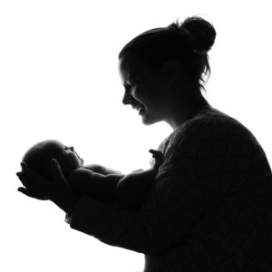silohett foto mamma och baby