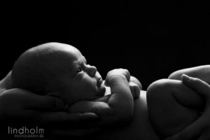 nyföddfoto av baby i svart/vit i nörbild