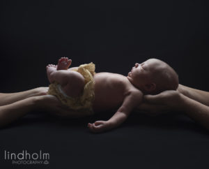 nyföddfotografering av nyfödd babi svart/vit