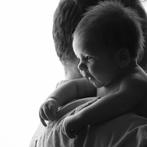 nyföddfotografering av nyfödd babi svart/vit