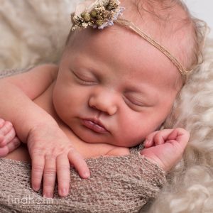närbild foto på nyfödd bebis som sover. små vita prickar på näsan och söta läppar. stoclholm fotograf terri lindholm