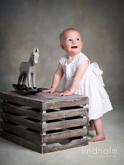 1-års fotografering, babyfoto, babyforografering in studion i tullinge stockholm av prsbelönt fotograf Terri Lindholm