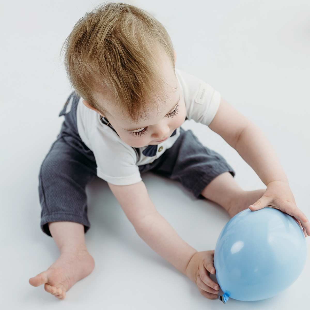 1-års fotografering i fotostudio med ballonger, babyfoto