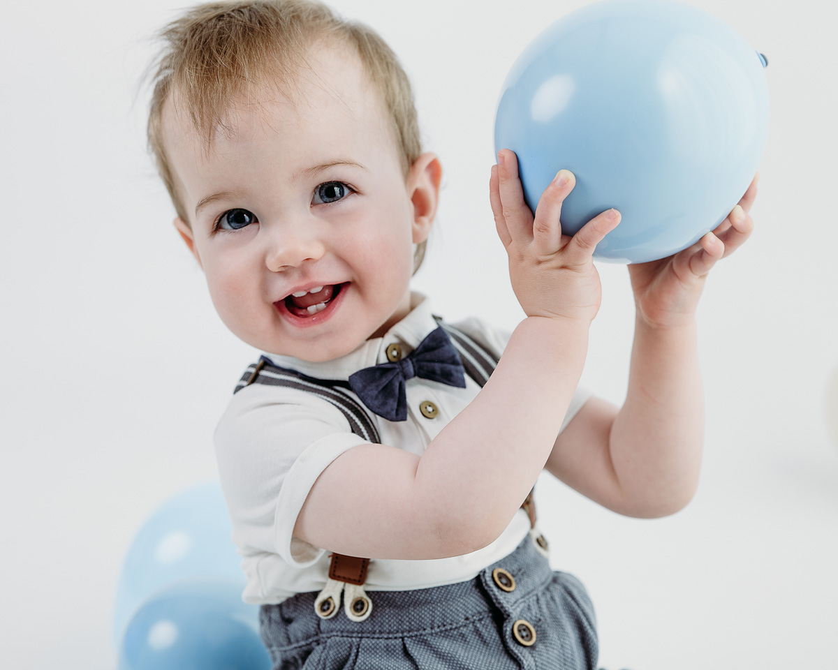 1-års fotografering i fotostudio med ballonger, babyfotografering i studio