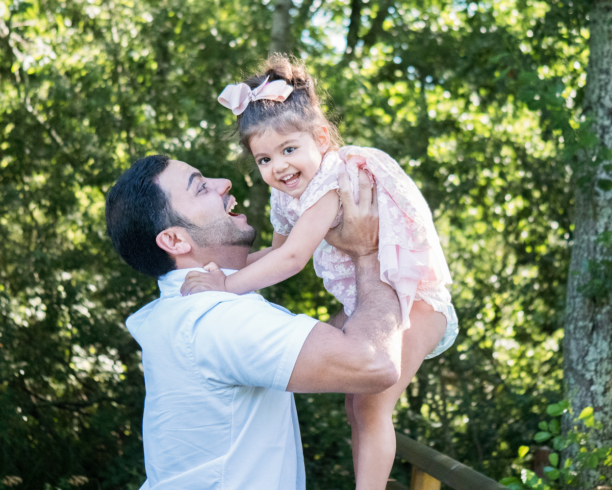 familjefoto ute i kvällsljus, fotograf tullinge, utomhus barnfotografering, barnfotograf stockholm,. porträttfotograf stockholm. syskonfotografering, familjefotofoto stockholm, babyfoto, nyföddfotografering stockholm, tullinge, terri lindholm, lindholm photography