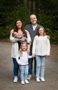familjefotografering utomhus, nyföddbaby utomhus, nyföddfotografering, familjefoto