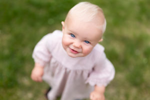 1-årsfoto utomhus, flicka titta upp, 1-årsfotografering, barnfotografering utomhus