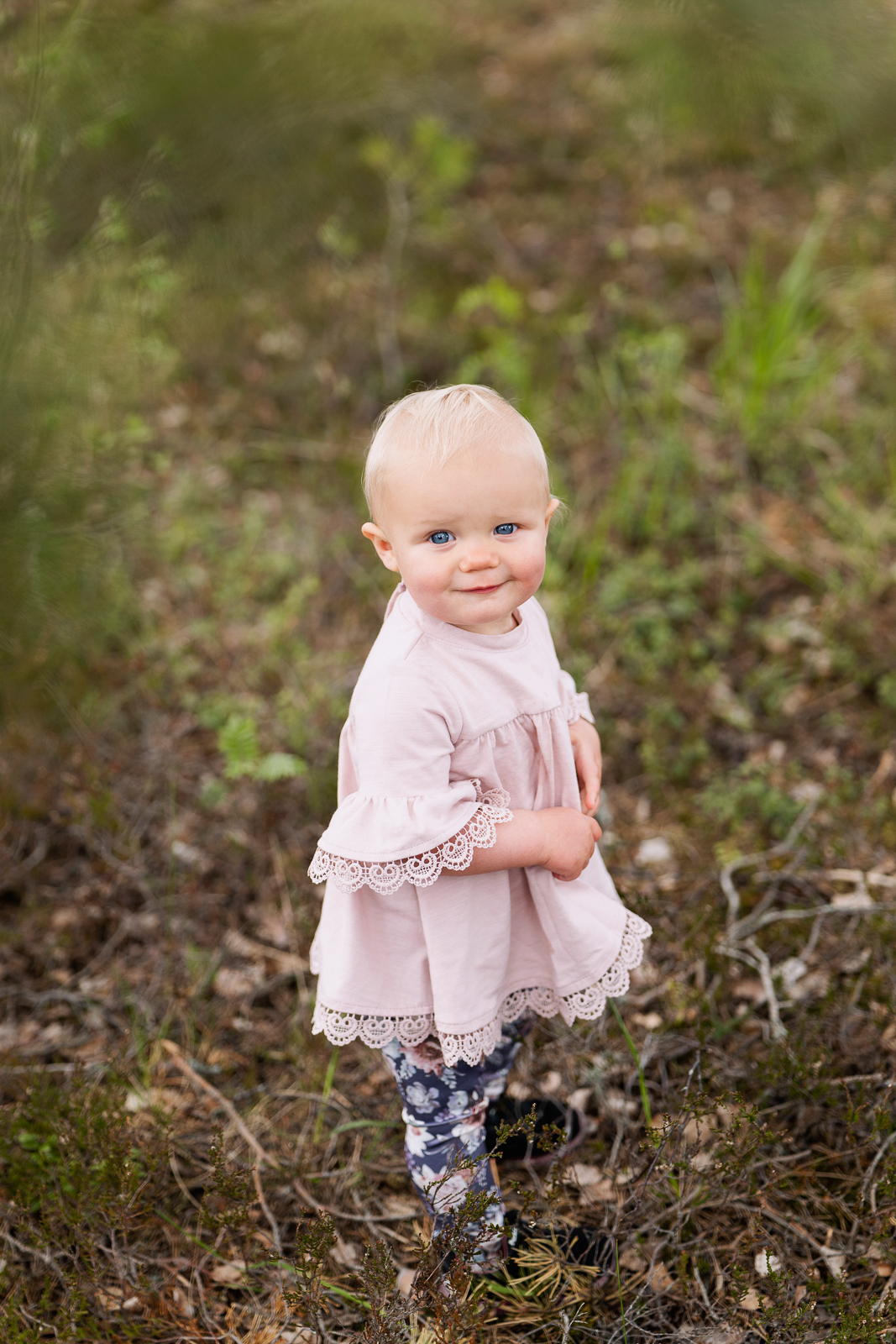 1-årsfoto utomhus,tjej i skog, flicka titta upp, 1-årsfotografering, barnfotografering utomhus