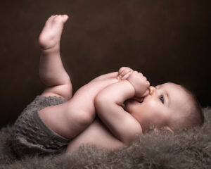 babyfoto, babyfotografering, barnfoto, barnfotografering stockholm, terri lindholm, svart vit syskonfoto