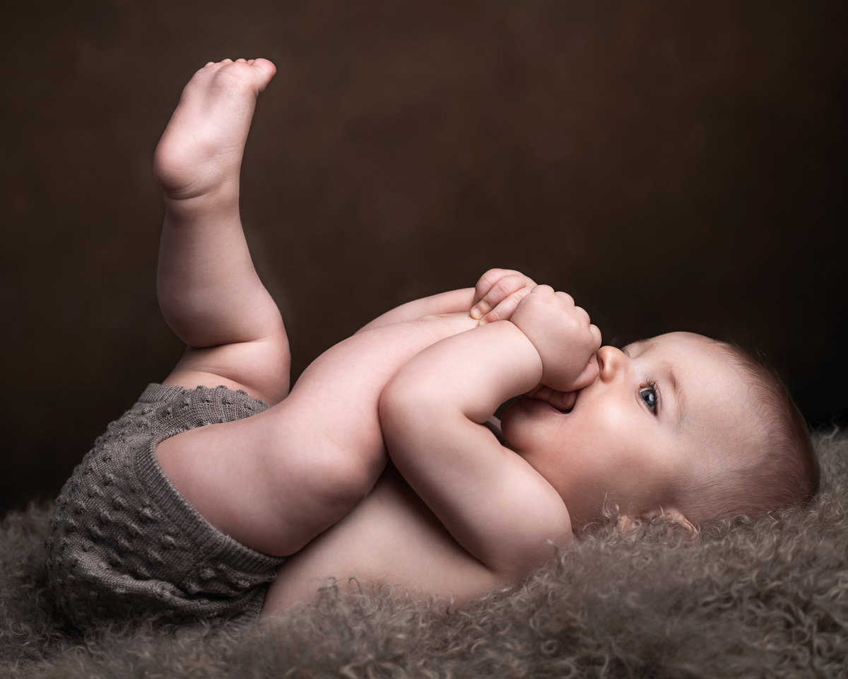 babyfoto, babyfotografering, barnfoto, barnfotografering stockholm, terri lindholm, svart vit syskonfoto
