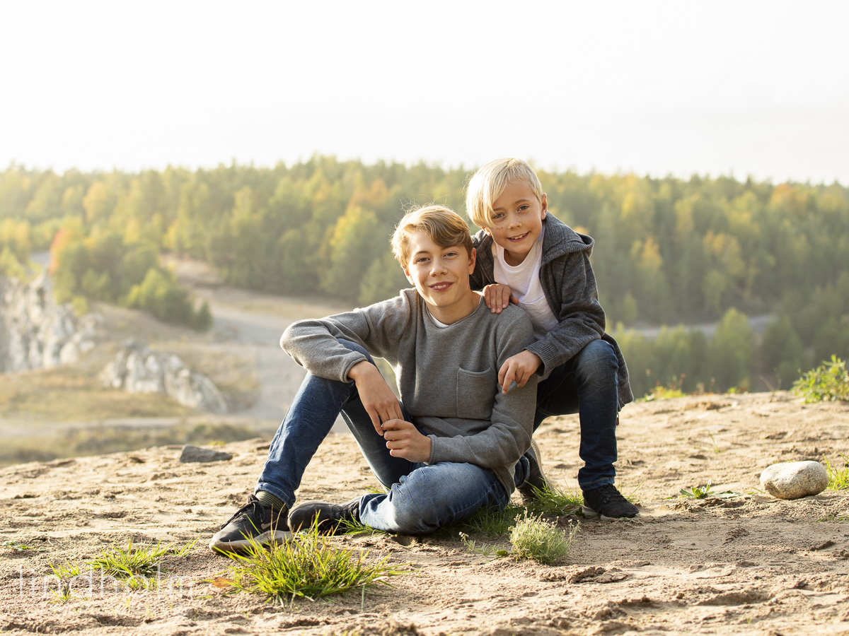 utomshufoto i skog, kvällssol, barnfotografering utomhus. familjefotografering
