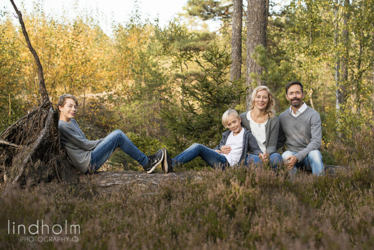 utomshufoto i skog, kvällssol, barnfotografering utomhus. familjefotografering