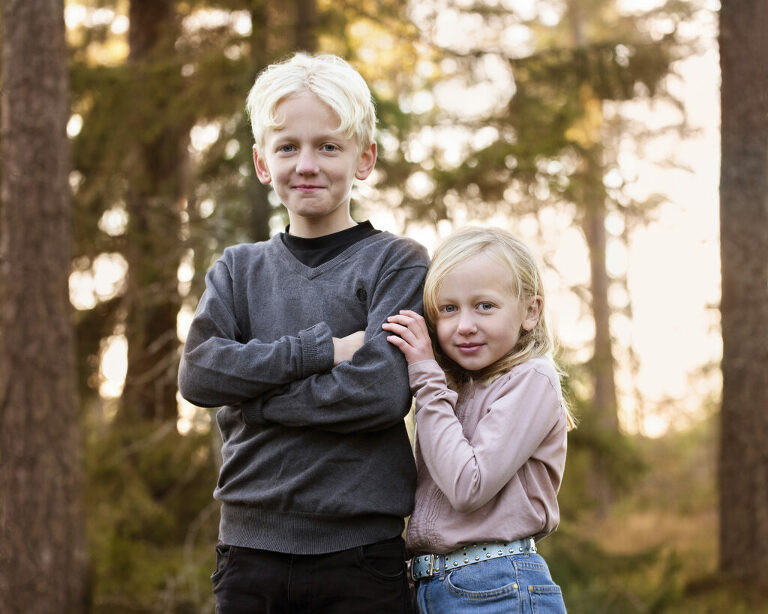 utomshufoto i skog, kvällssol, syskonfotografering utomhus