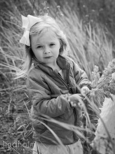 1 års fotografering, utomhusfotografering tullinge, tullinge, fotograf tullinge, barnfoto, familjefotografering