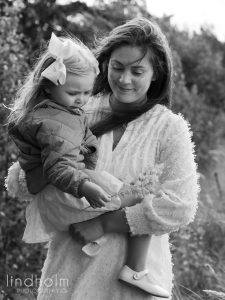 1 års fotografering, utomhusfotografering tullinge, tullinge, fotograf tullinge, barnfoto, familjefotografering