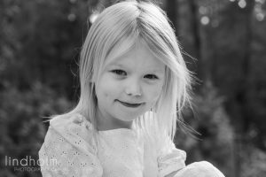 1 års fotografering, utomhusfotografering tullinge, tullinge, fotograf tullinge, barnfoto, familjefotografering
