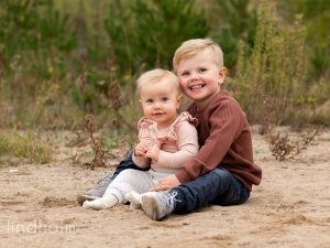 1 års fotografering, utomhusfotografering tullinge, tullinge, fotograf tullinge, barnfoto, familjefotografering