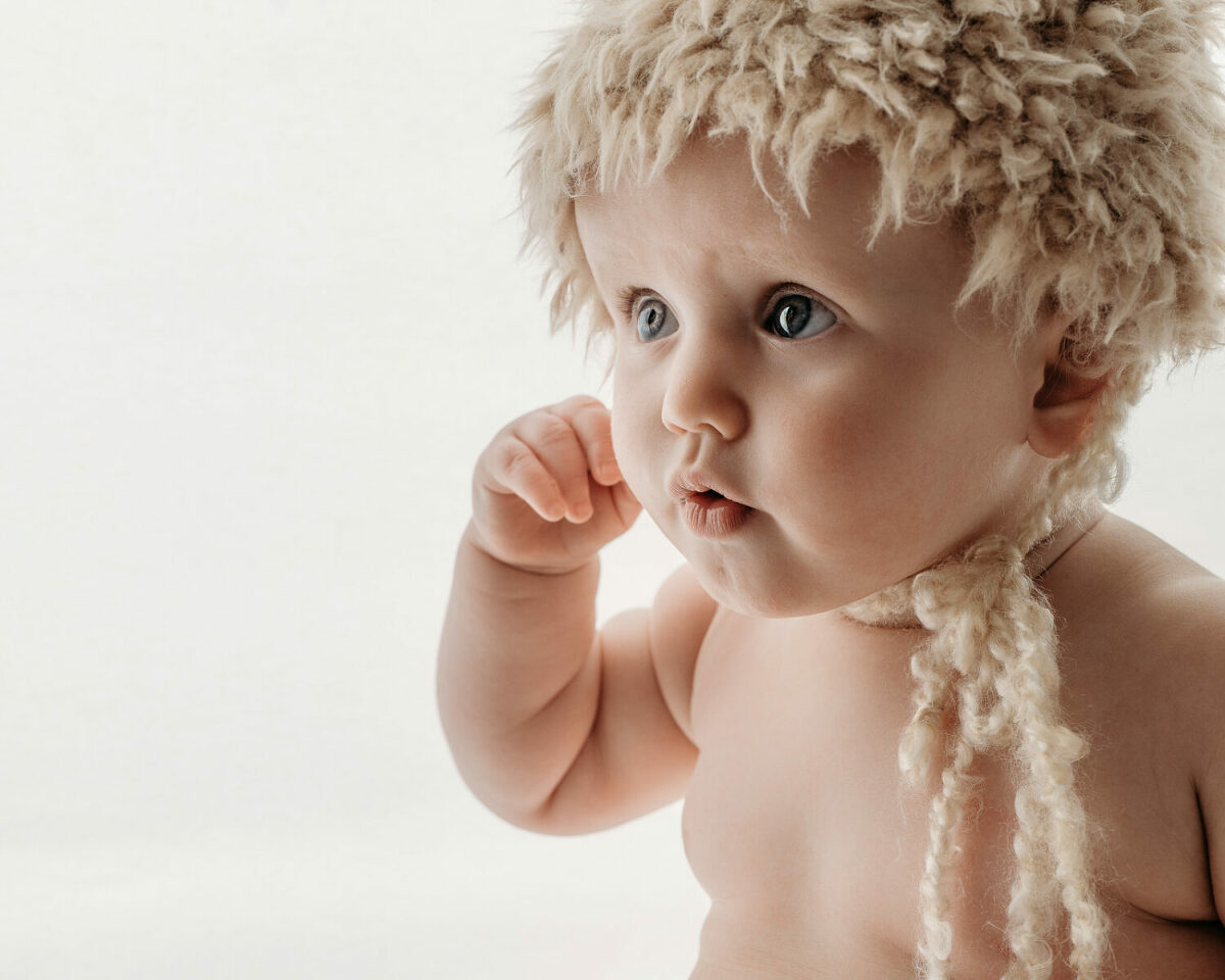 Babyfoto i vit fotostudio i Tullinge Stockholm. Babyfotografering stockholm, fotograf terri lindholm, fotograf huddinge, barnfotograf stockholm