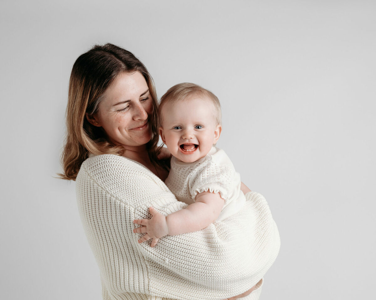 Babyfoto i vit fotostudio i Tullinge Stockholm. Babyfotografering stockholm, fotograf terri lindholm, fotograf huddinge, barnfotograf stockholm