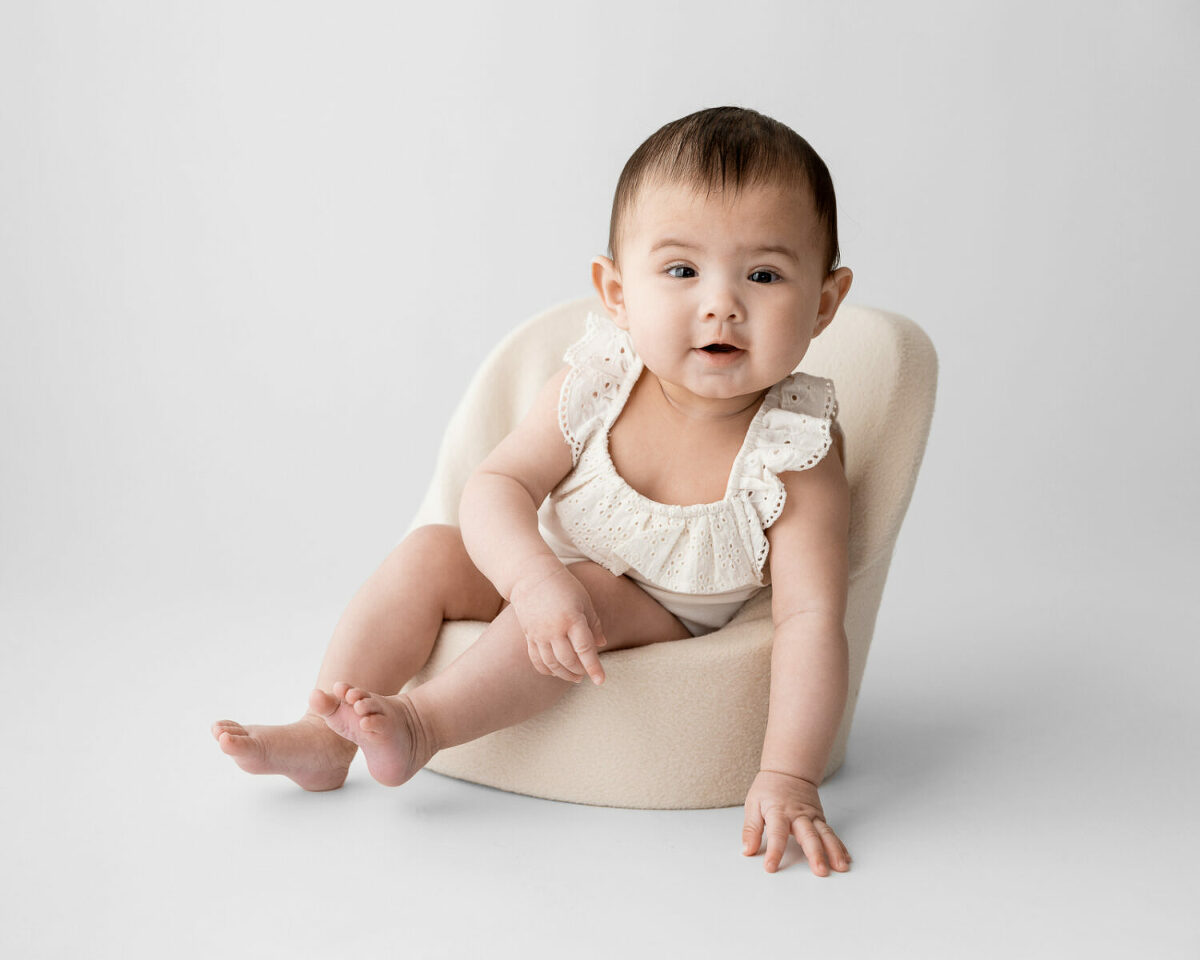Babyfoto i vit fotostudio i Tullinge Stockholm. Babyfotografering stockholm, fotograf terri lindholm, fotograf huddinge, barnfotograf stockholm