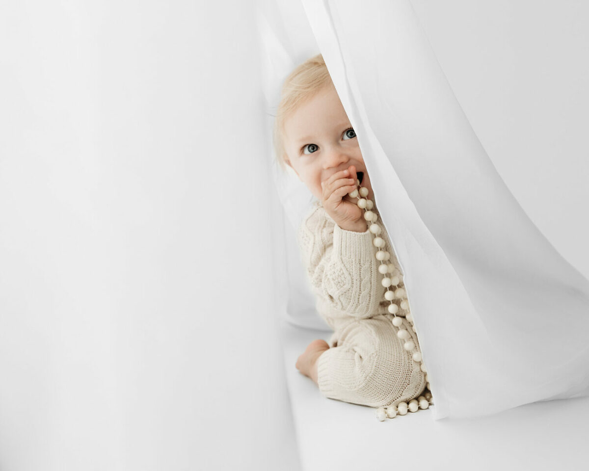 Babyfoto i vit fotostudio i Tullinge Stockholm. Babyfotografering stockholm, fotograf terri lindholm, fotograf huddinge, barnfotograf stockholm