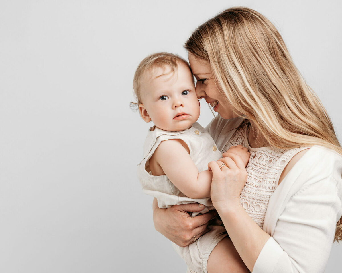 Babyfoto i vit fotostudio i Tullinge Stockholm. Babyfotografering stockholm, fotograf terri lindholm, fotograf huddinge, barnfotograf stockholm