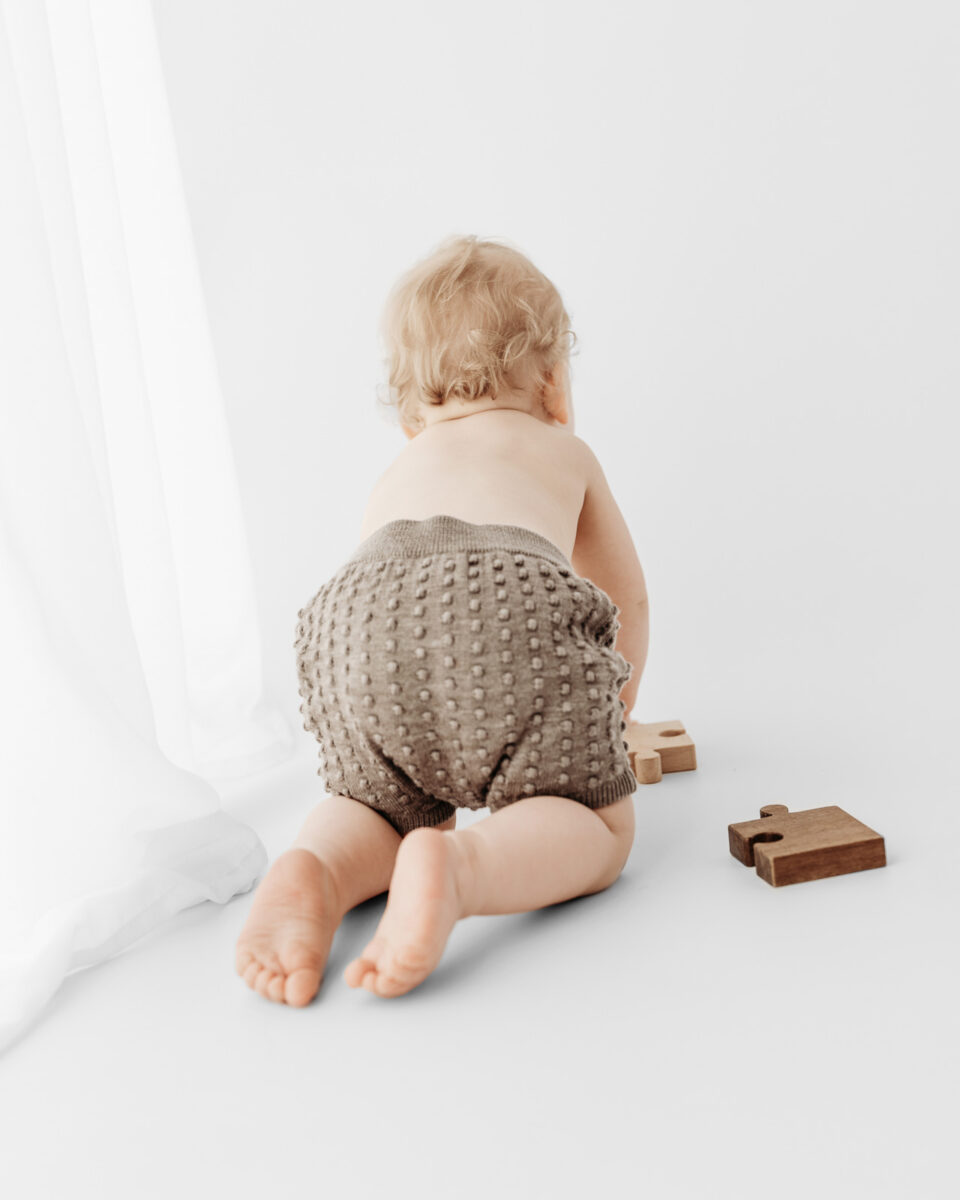 Babyfoto i vit fotostudio i Tullinge Stockholm. Babyfotografering stockholm, fotograf terri lindholm, fotograf huddinge, barnfotograf stockholm
